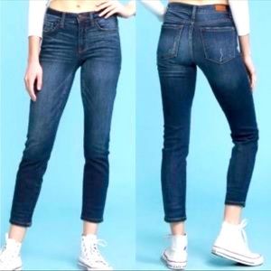 Judy Blue Relaxed Fit Angie Straight Leg Distressed
Jeans Size 15/32